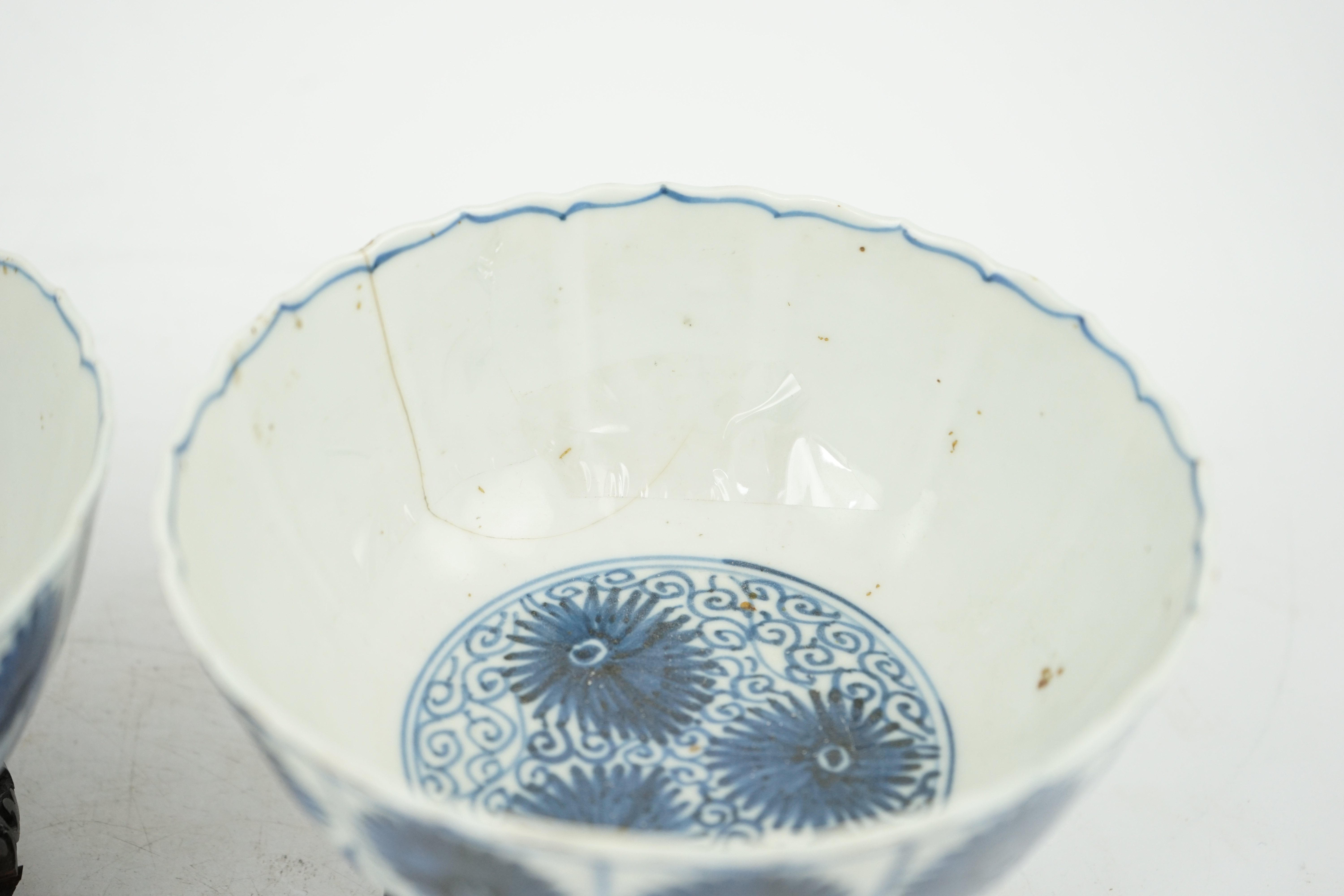 A pair of Chinese blue and white ‘Astor’ bowls, Kangxi period